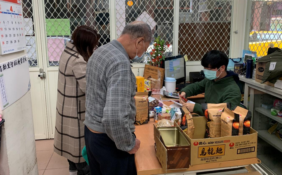 台北最窮社區 老里長打造食物銀行