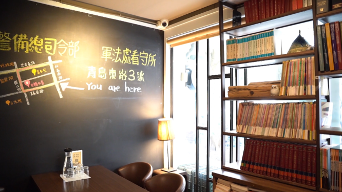 位處精華地段的獨立書店，將其周遭的遺址地點紀錄於牆上。攝影／彭　宬