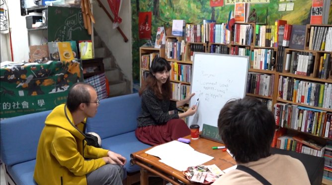 書店內正在舉辦「語言沙龍」活動，讓民眾能以不同語言進行交流。攝影／彭　宬