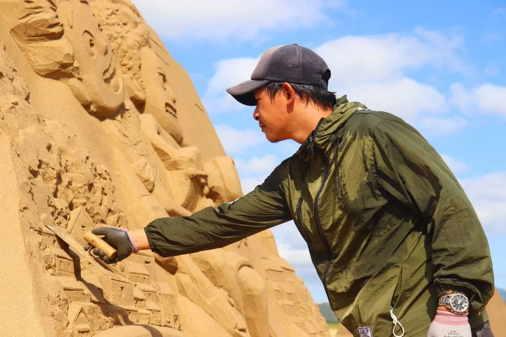 【攝影報導】周聖強守護沙灘 用沙雕重現動畫經典