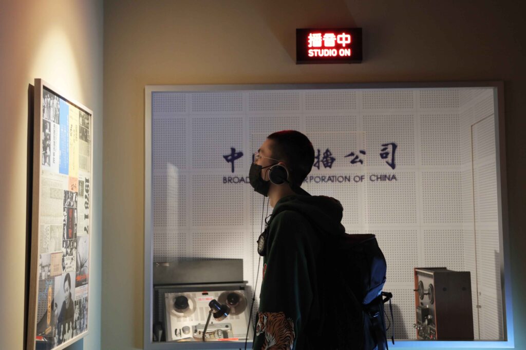 展區打造中國廣播公司錄音室，重現以往藝人上廣播電台宣傳之姿。攝影／廖芯曼
