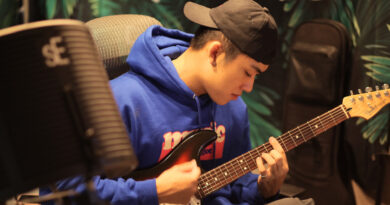 王淯騰以吉他錄製旋律，製作音樂編曲。攝影／廖芯曼