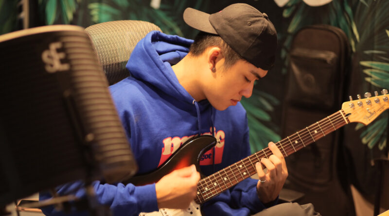 王淯騰以吉他錄製旋律，製作音樂編曲。攝影／廖芯曼