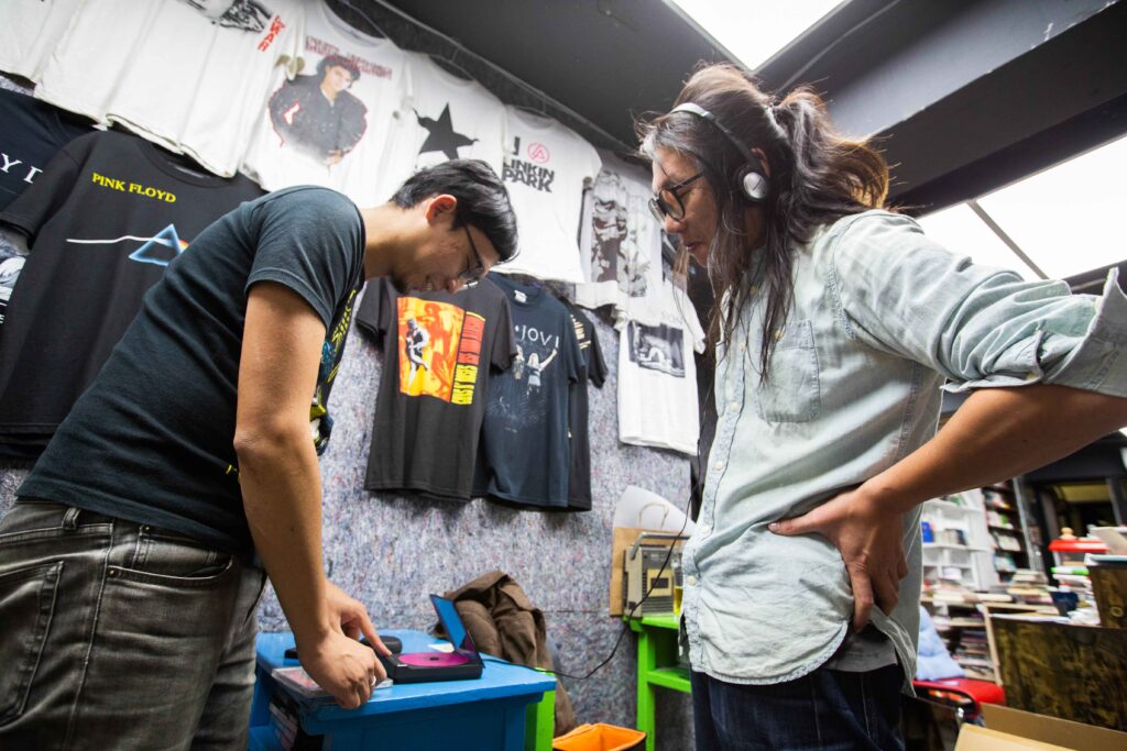 張哲修（圖右）與唱片收藏家老殺（圖左）透過音樂交流而相識。攝影／廖芯曼