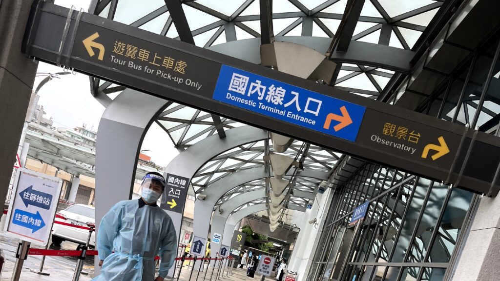 ▲Security guard with protective mask at airport. Photo / CHOU,WENCHI