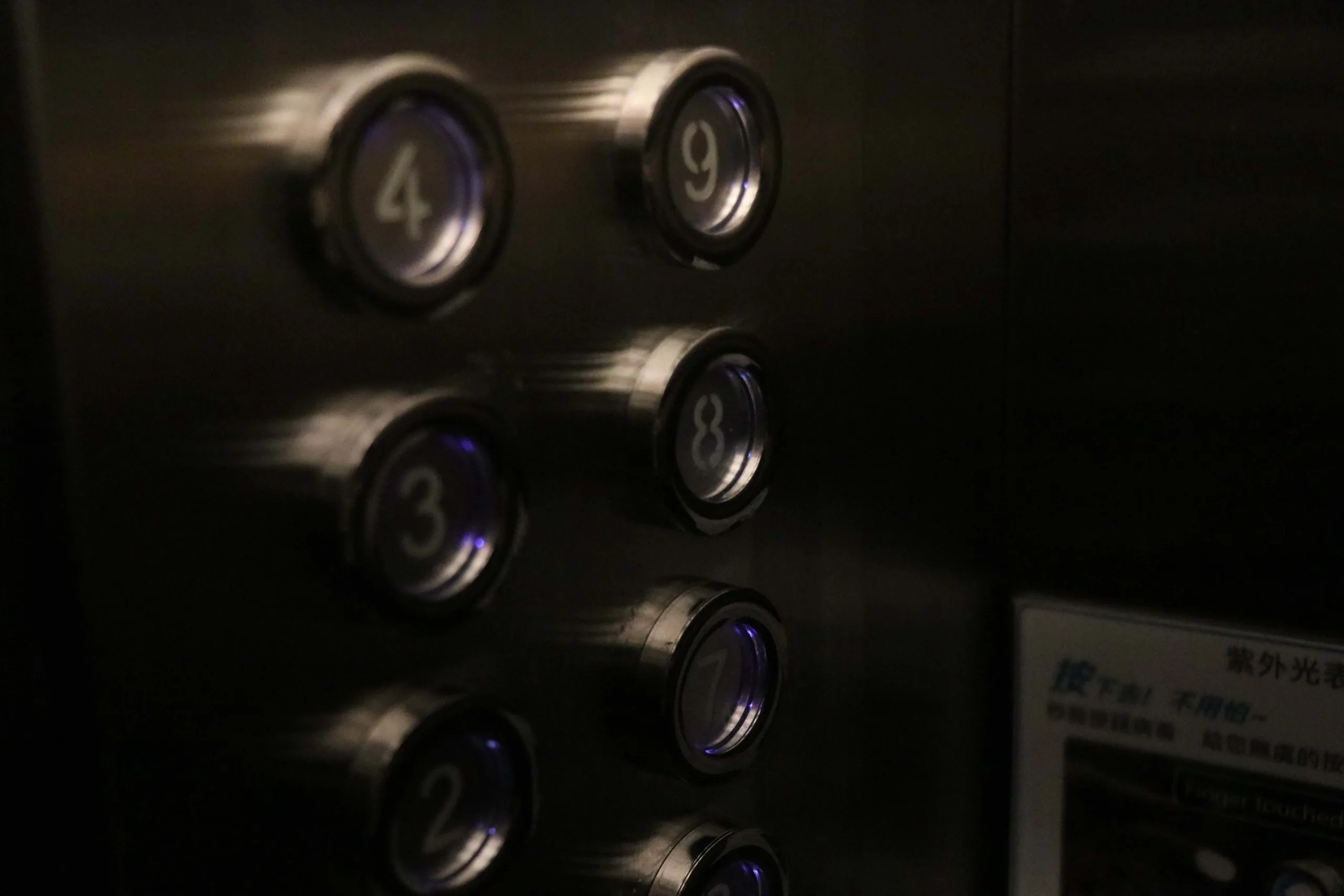 防疫科技再升級！電梯按鈕自動滅菌
