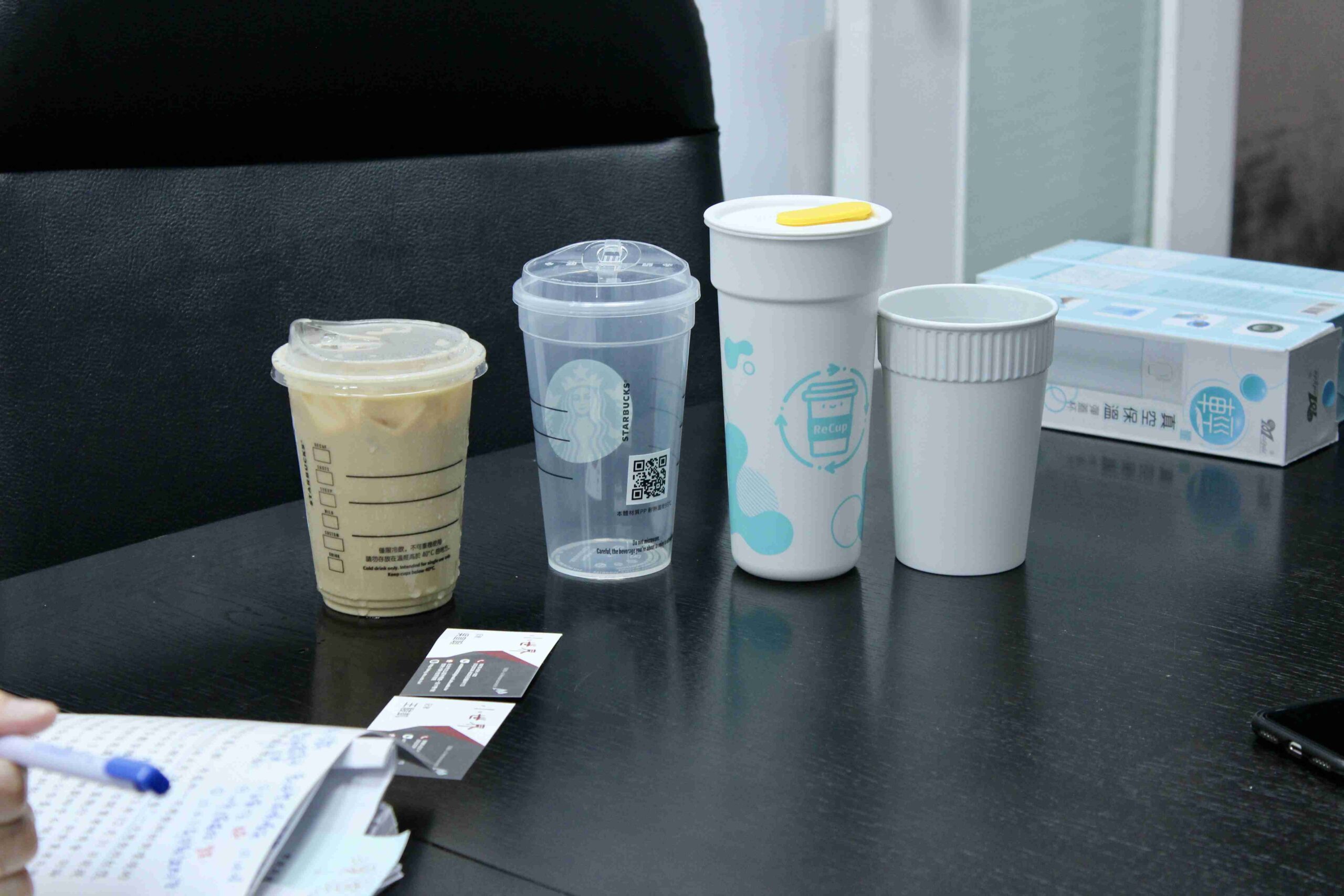 各類循環杯以及一般塑膠杯（左）。