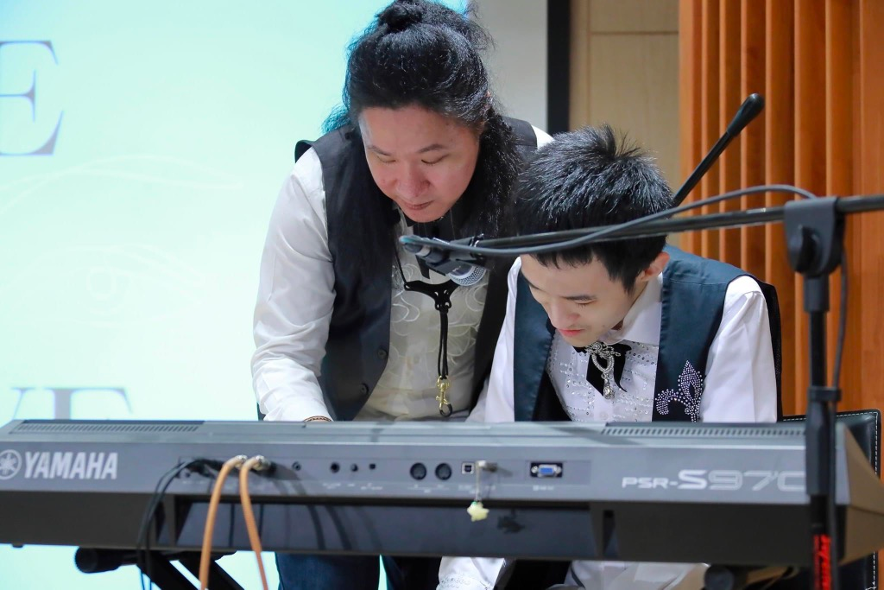 不只是吳柏毅的學生，陳諾如今也是他專業的演奏夥伴。照片提供／Life爵士樂團