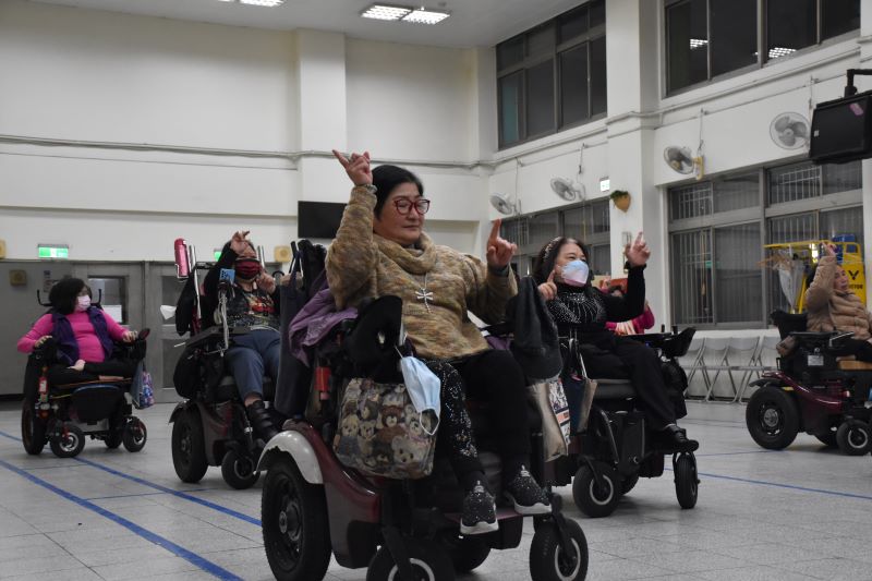 輪椅舞團的團員每週都會相約在活動中心練習新舞蹈，一起準備未來的公開演出。攝影／李寰瑋