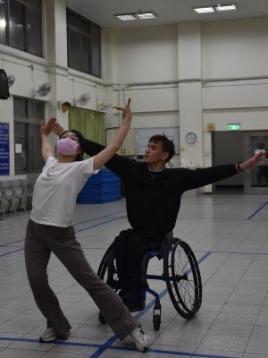 輪椅舞團精心設計的舞步，讓一般舞者與身障舞者都能一起盡情地享受每一首舞曲。攝影／李寰瑋