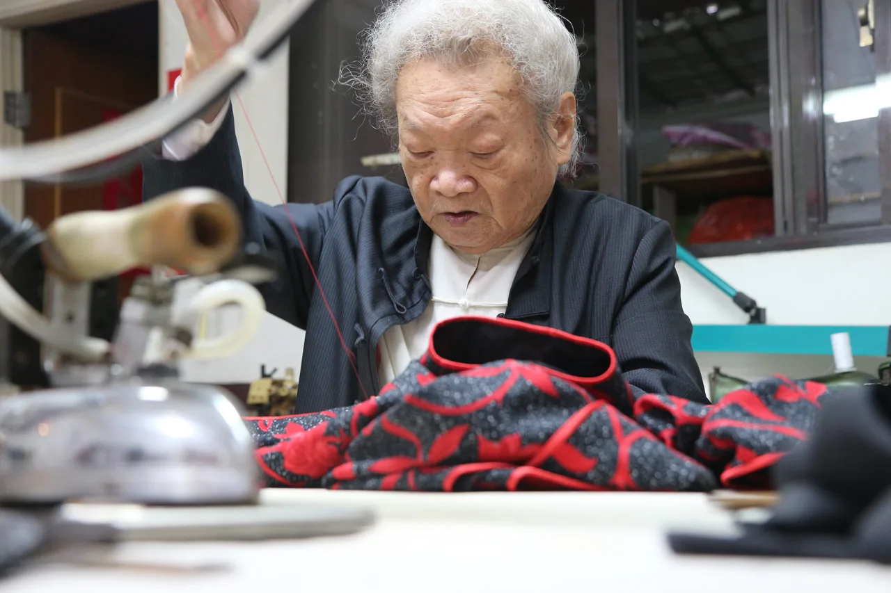 【攝影報導】延續傳統美的針線活 旗袍師匠人精神