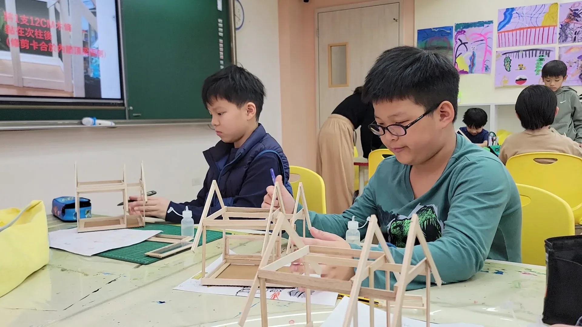 孩子製作自己的小木屋。攝影／李東則