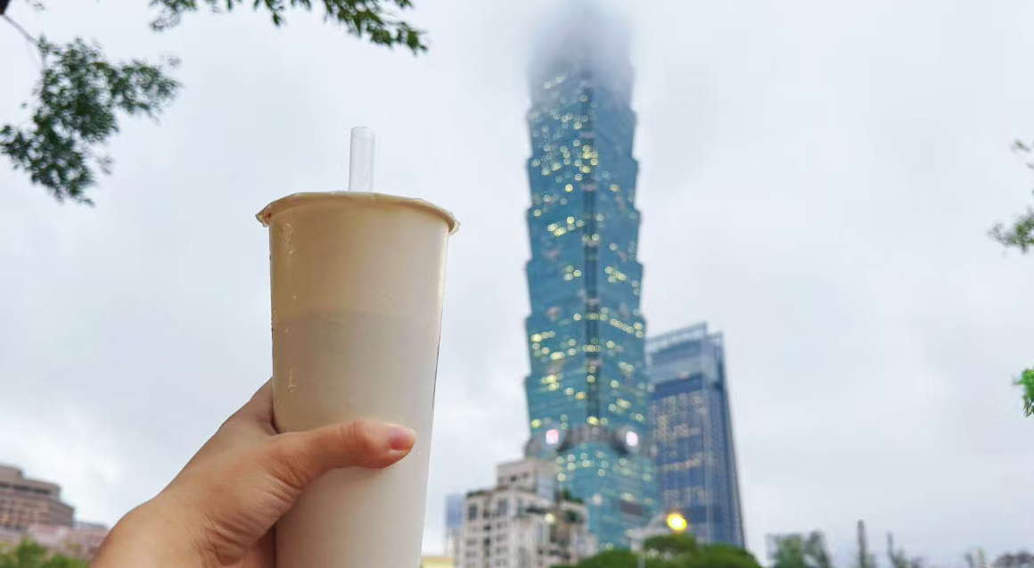 經典的珍珠奶茶搭配台北101，完美地象徵這股地方飲品風潮正逐步走向國際舞台。首圖／莊韻璇
