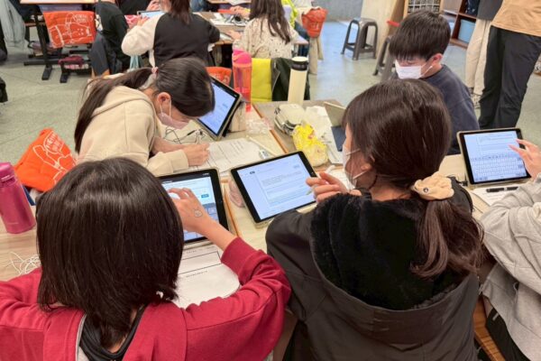 對比國際禁令 台灣力推數位學習